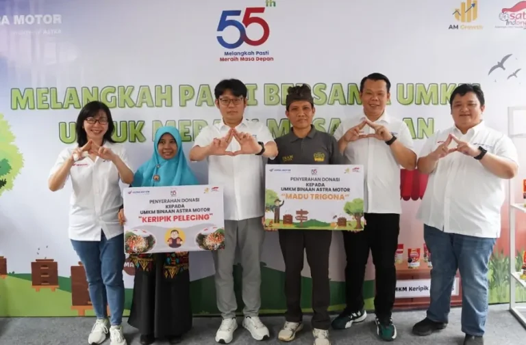 Robien Tony selaku Chief Executive Astra Motor (ketiga dari kiri) melakukan penyerahan donasi kepada 2 UMKM binaan sebagai bagian dari keberlanjutan pembinaan di perayaan HUT ke-55 Astra Motor. Penyerahan ini pun didampingi oleh Fifi Sumiati (kiri) selaku General Support Departement Head Astra Motor, Dharma Widjaja selaku Marketing Departement Head Astra Motor (kedua dari kanan) dan Jeffry Mei Gamastra Runawang (kanan) selaku Kepala Wilayah Astra Motor NTB (04/07/2025)