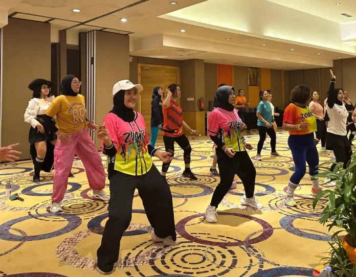 Harris Hotel and Residence Riverview Kuta Bali kembali menyapa masyarakat dengan menggelar kegiatan Zumba Fun Class, Sabtu 5 Juli 2025.