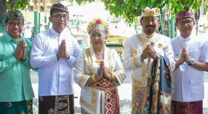 Wali Kota Denpasar, I Gusti Ngurah Jaya Negara, yang juga Panglingsir Puri Penatih, turut hadir dalam upacara Abhiseka Ida Cokorda Mengwi XIII