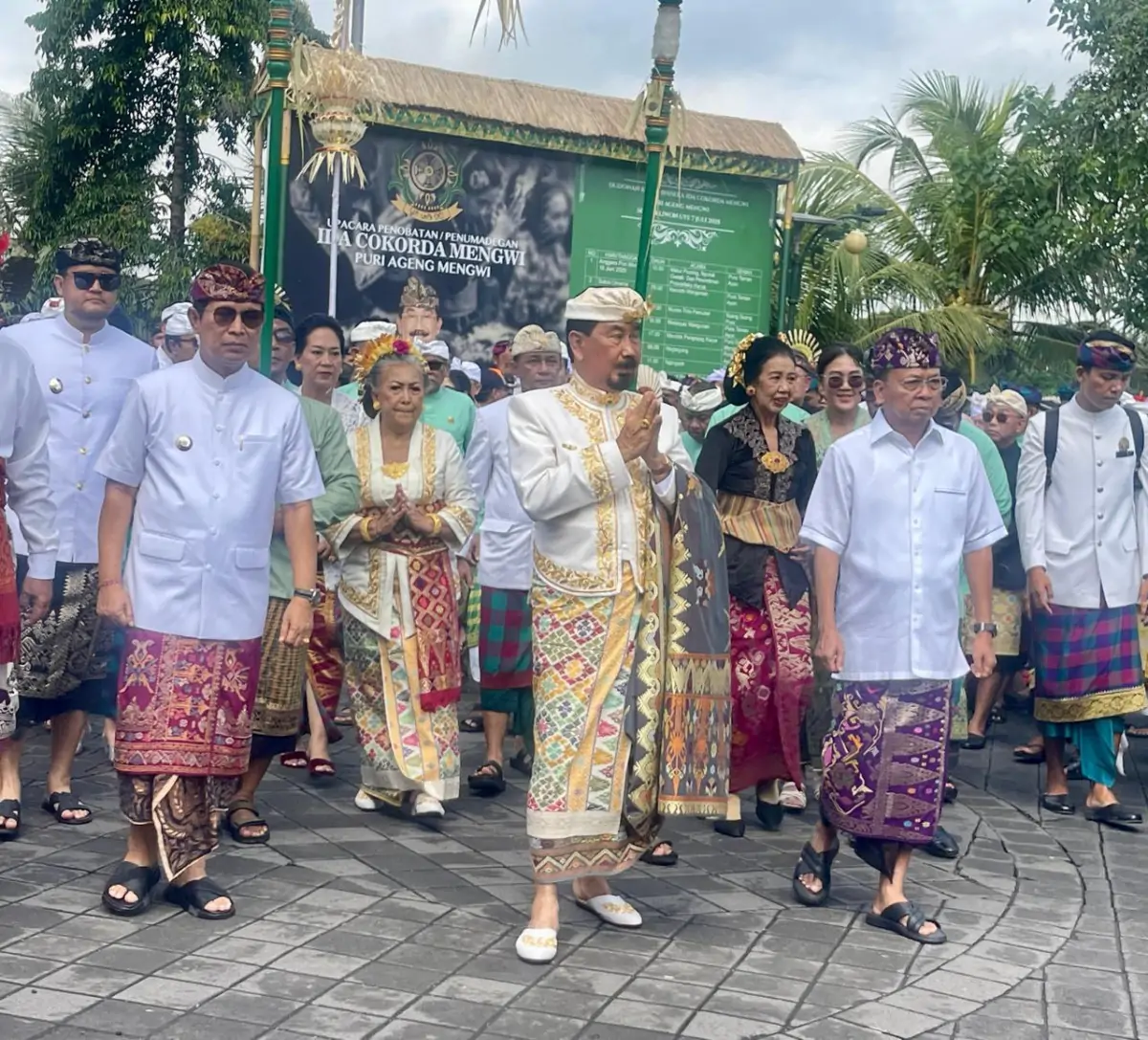 Gubernur Bali Wayan Koster menghadiri penobatan Ida Cokorda Mengwi ke-13 dan menegaskan peran penting puri dalam pelestarian budaya dan kearifan lokal Bali.