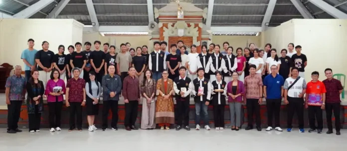 Ibu Putri Suastini Koster kunjungi Teater Angin di SMAN 1 Denpasar, dorong pelajar tekuni seni teater sebagai wadah pembentukan karakter dan kreativitas, serta berikan dukungan dana Rp65 juta.