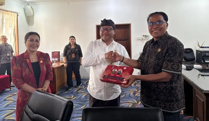 Sekretaris Daerah Kota Denpasar, Ida Bagus Alit Wiradana, menerima rombongan Pansus II dan Pansus III DPRD Kabupaten Buleleng Sekretaris Daerah Kota Denpasar, Ida Bagus Alit Wiradana, menerima rombongan Pansus II dan Pansus III DPRD Kabupaten Buleleng