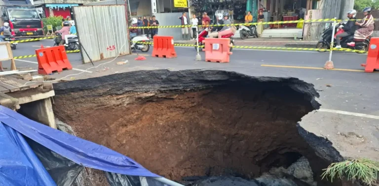 Jalan Nasional Antosari–Megati Tertimbun Longsor di Depan Pasar Bajera, Penanganan Darurat Segera Dilaksanakan