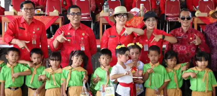 Dr. I Komang Gede Sanjaya, S.E., M.M., bersama Ketua TP PKK Ny. Rai Wahyuni Sanjaya, menggelar “kantor lapangan” di Desa Mambang