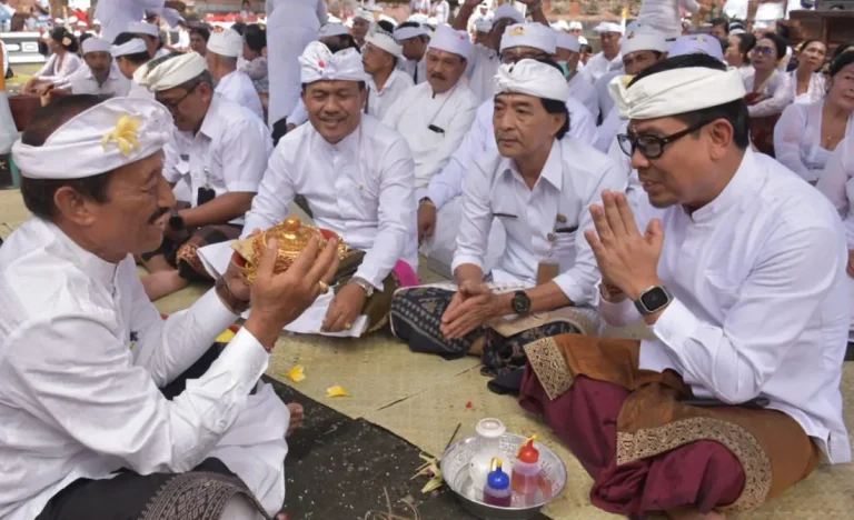 Wawali Arya Wibawa Hadiri Pujawali di Pura Desa lan Puseh Tonja