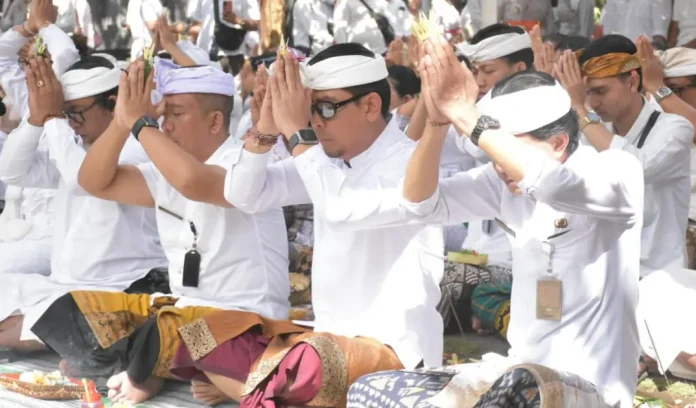 Suasana khusyuk dan penuh keheningan menyelimuti Pura Luhur Candi Narmada, Tanah Kilap, saat puncak pelaksanaan Pujawali Padudusan Alit