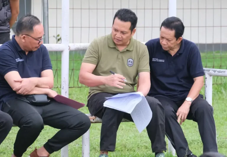 Saat mengikuti olahraga pagi di Stadion Pecangakan, Negara, Jumat 11 Juli 2025, Bupati Jembrana I Made Kembang Hartawan langsung memberi atensi