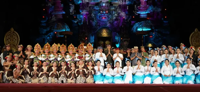 Gubernur Bali, Wayan Koster, hadir langsung menyaksikan Parade Gong Kebyar Dewasa dalam Pesta Kesenian Bali ke-47, yang menampilkan duta seni Klungkung dan Gianyar dengan pesan budaya dan ekologis.