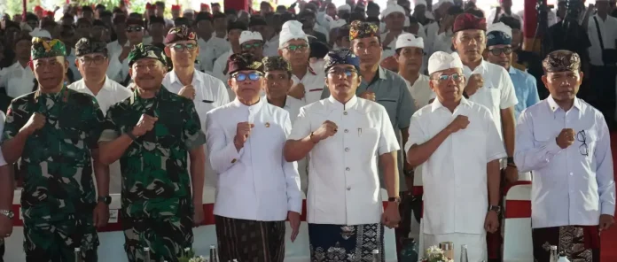 Gubernur Bali Wayan Koster memimpin Gerakan Bali Bersih Sampah yang digelar di kawasan suci Pura Samuan Tiga, Gianyar Jumat, 11 Juli 2025.