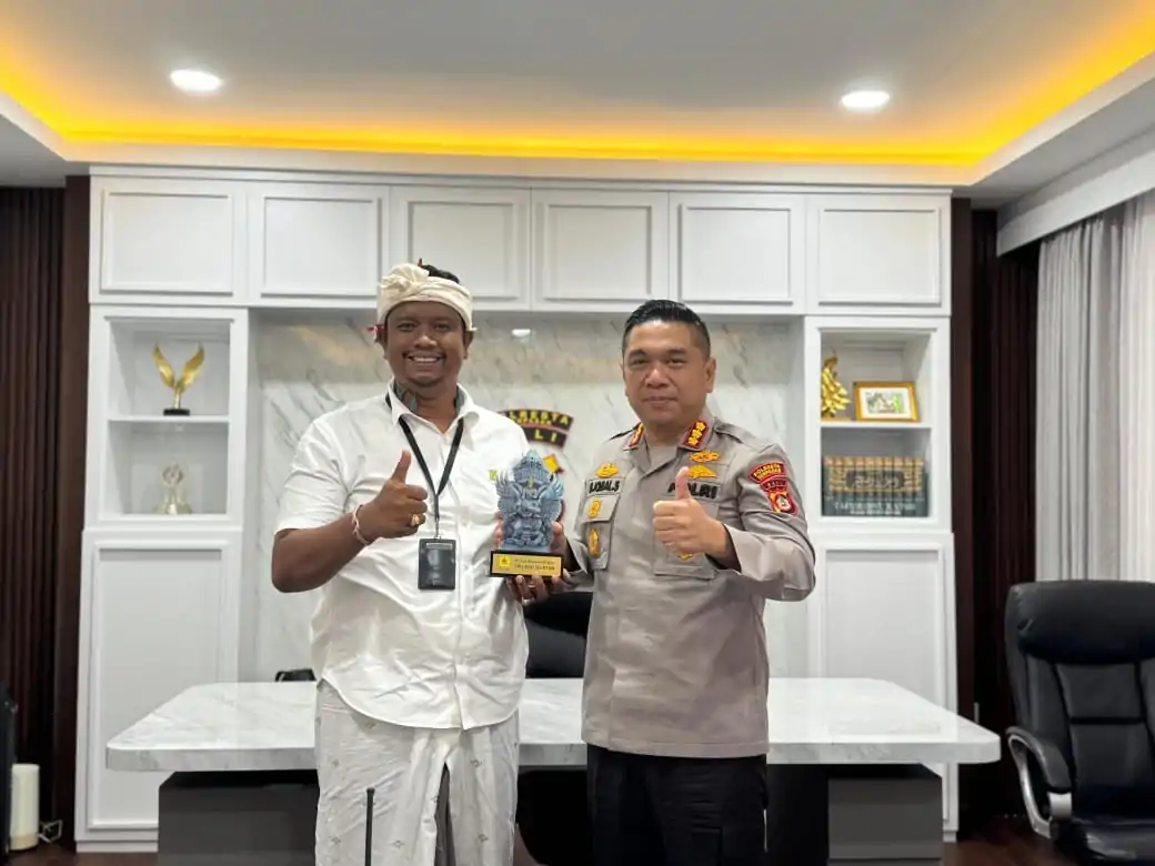 Manajer PLN UP3 Bali Selatan, I Putu Kariana (kiri), menyerahkan cenderamata berupa plakat Garuda Wisnu Kencana kepada Kapolresta Denpasar, Kombes Pol. Muhammad Iqbal Simatupang, S.I.K., M.H., sebagai bentuk apresiasi dan simbol sinergi antara PLN dan Polri.