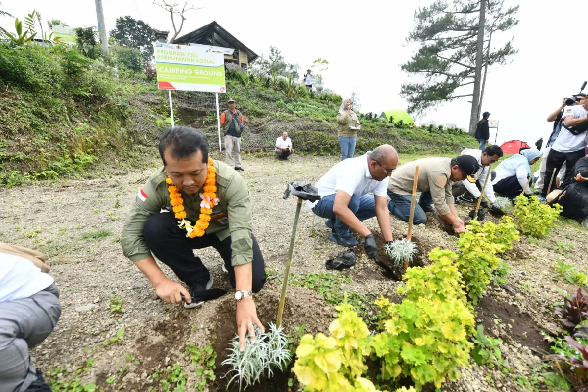 Kegiatan penghijauan oleh warga dan tim Pertamina sebagai upaya menjaga kelestarian hutan dan sumber air di hulu Pulau Bali.