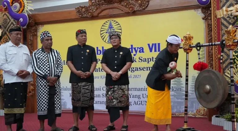 Wakil Gubernur Bali, I Nyoman Giri Prasta, hadir dalam Lokasabha Madya VII Maha Gotra Pasek Sanak Sapta Rsi (MGPSSR) Kabupaten Karangasem