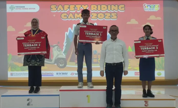 SMA Negeri Bali Mandara, Singaraja menorehkan kebanggaan dengan meraih dua gelar prestisius dalam ajang nasional Safety Riding Camp 2025