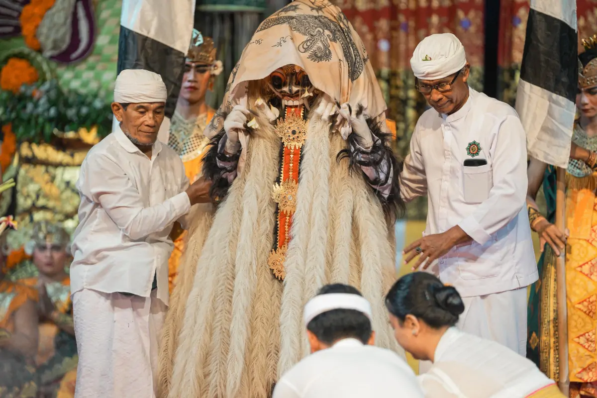 Duta Kabupaten Badung melalui Sanggar Seni Wredaya Muni, Desa Adat Tanjung Benoa, Kecamatan Kuta Selatan, menampilkan pesona Janger Tradisi Remaja di Kalangan Ayodya.