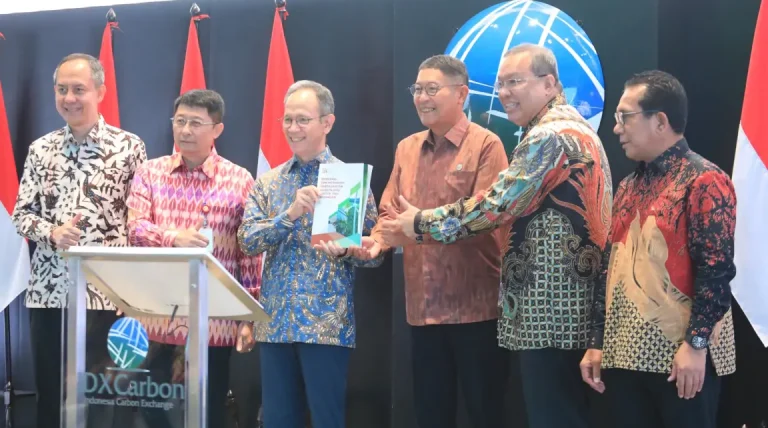 Otoritas Jasa Keuangan (OJK) resmi memperkenalkan buku berjudul “Mengenal dan Memahami Perdagangan Karbon bagi Sektor Jasa Keuangan”