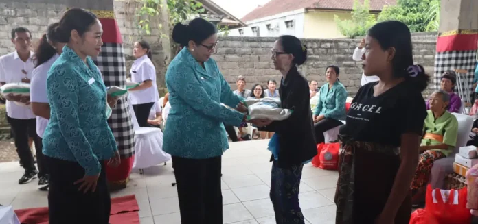 Puluhan Warga Mendoyo dapat Sembako dan Bibit Tanaman dari TP PKK Bali Puluhan Warga Mendoyo dapat Sembako dan Bibit Tanaman dari TP PKK Bali