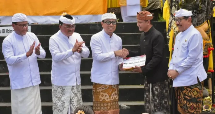 Pemerintah Kota Denpasar melaksanakan Bhakti Penganyar sebagai bagian dari rangkaian Karya Pujawali di Pura Mandhara Giri Semeru Agung, Kabupaten Lumajang.