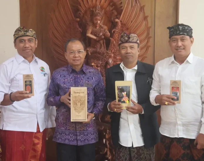 Gubernur Bali Wayan Koster menerima kunjungan Koperasi Konsumen Puskopkar Kerthi Bali di Jayasabha, Denpasar, Rabu 16 Juli 2025.