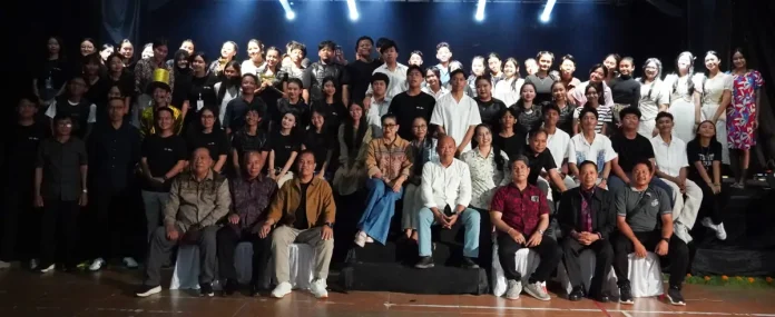 Ketua TP PKK Provinsi Bali, Ibu Putri Koster, menutup Malam Apresiasi Sastra 2025 yang diselenggarakan Teater Angin SMA Negeri 1 Denpasar.