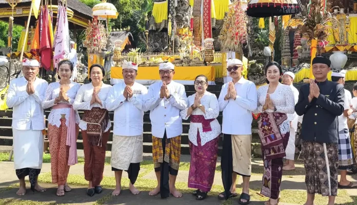 Pemkab Bangli Laksanakan Bhakti Penganyar di Pura Mandara Giri Semeru Agung Lumajang