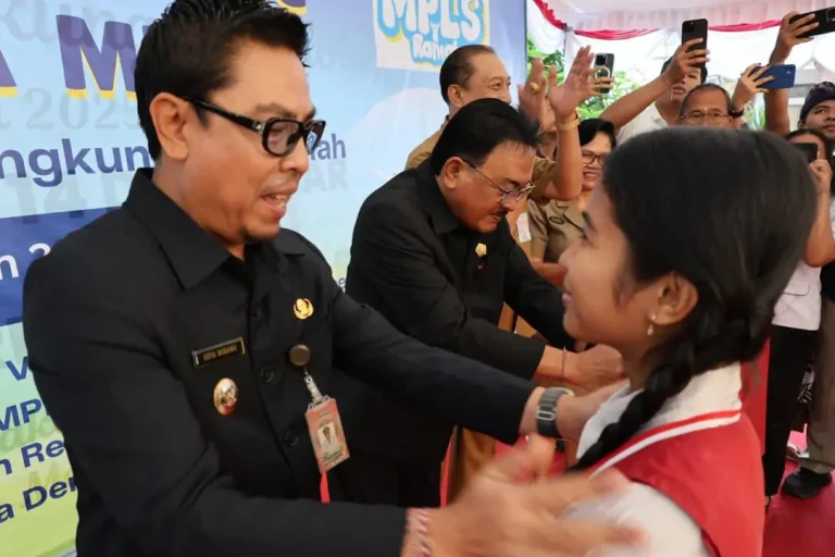 Wakil Wali Kota Denpasar, I Kadek Agus Arya Wibawa, secara resmi membuka Masa Pengenalan Lingkungan Sekolah (MPLS) tingkat SMP se-Kota Denpasar di SMP Negeri 14 Denpasar, Senin 21 Juli 2025.