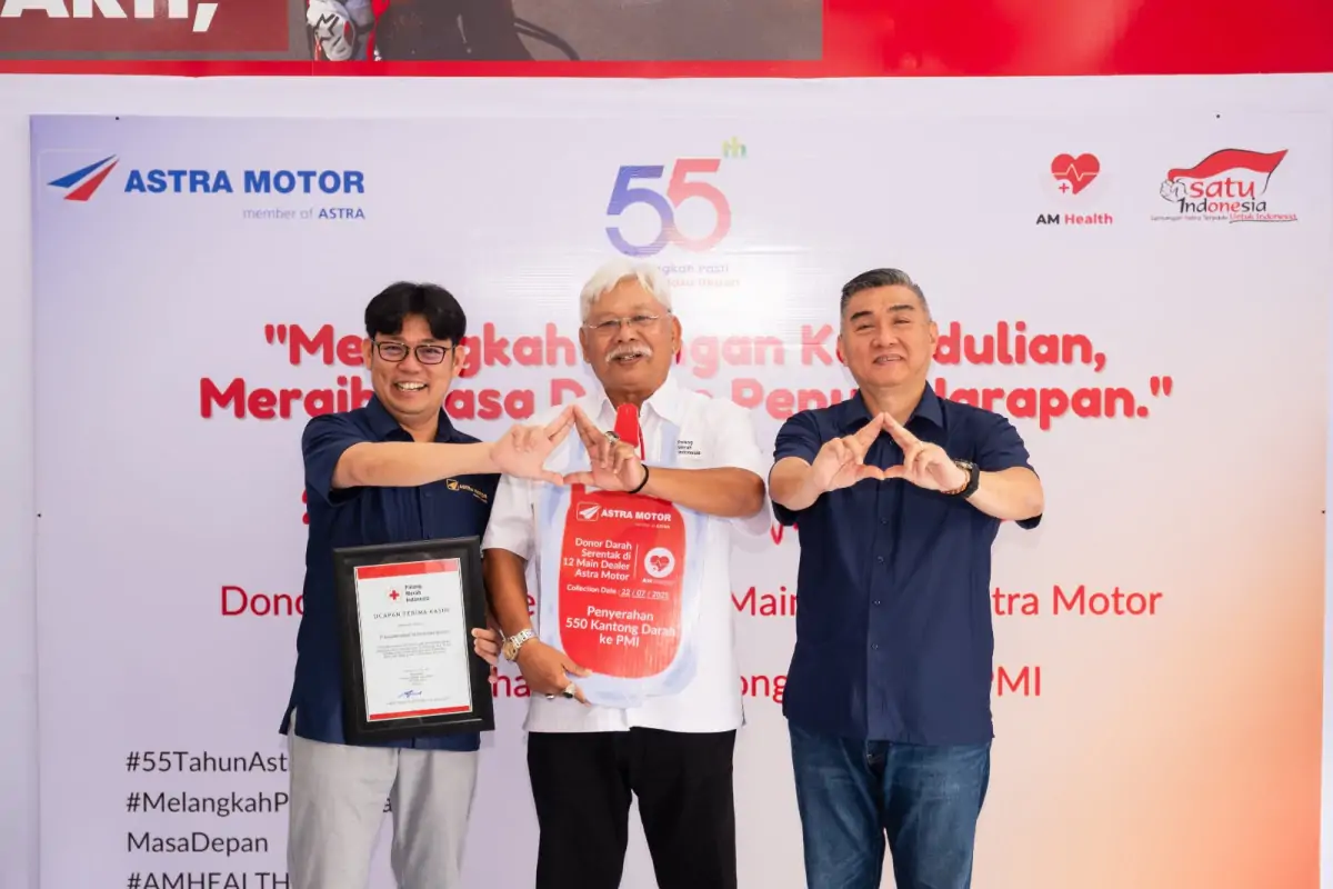 PMI Provinsi Bali yang diwakilkan oleh I Gusti Made Arya Wisnu Mataram memberikan sertifikat penghargaan kepada Robien Tony selaku Chief Executive Astra Motor atas penyelenggaraan aksi donor darah serentak di 12 wilayah pada rangkaian HUT ke-55 Astra Motor (22/07/2025).