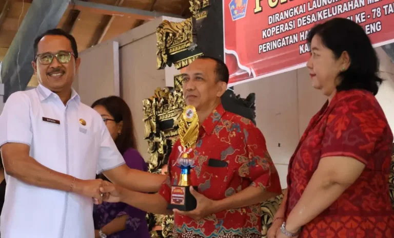 Sekretaris Daerah Kabupaten Buleleng, Gede Suyasa meresmikan badan hukum Koperasi Merah Putih Desa/Kelurahan di Gedung Wanita Laksmi Graha