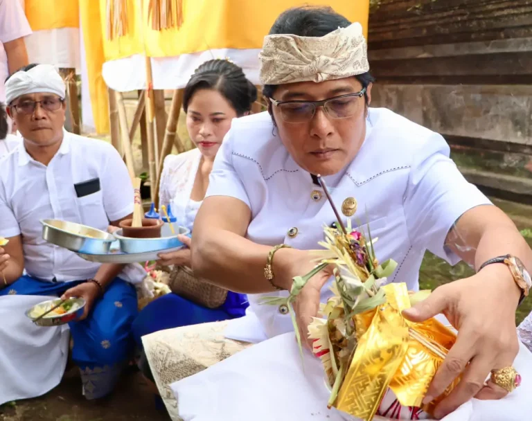Wakil Gubernur Bali, I Nyoman Giri Prasta, menghadiri secara langsung rangkaian Karya Agung di Pura Rambut Siwi, Banjar Kauh, Desa Getasan