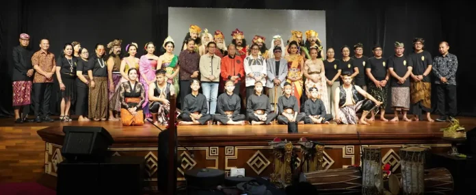 Gubernur Bali Wayan Koster menghadiri pagelaran teater modern “Maha Senapati Drona” dalam Festival Seni Bali Jani untuk mendukung pengembangan seni Bali modern.