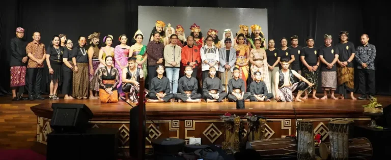 Gubernur Bali Wayan Koster menghadiri pagelaran teater modern “Maha Senapati Drona” dalam Festival Seni Bali Jani untuk mendukung pengembangan seni Bali modern.
