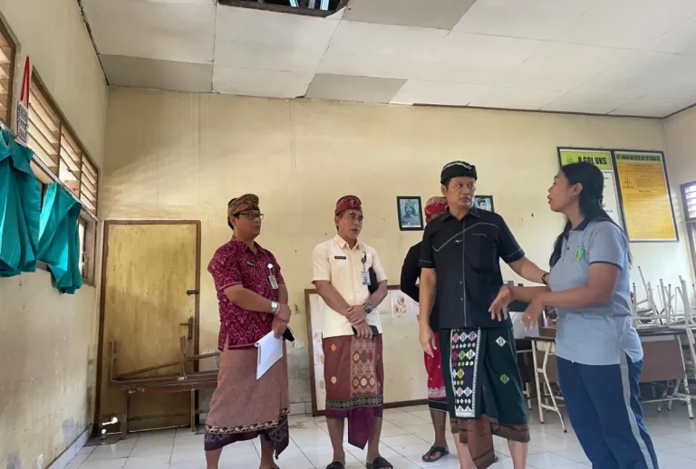 Bupati Jembrana meninjau langsung kondisi sekolah yang rusak dan memerintahkan perbaikan segera agar anak-anak bisa belajar dengan aman dan nyaman.