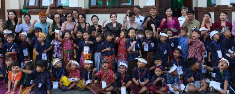 Ketua Pokja Bunda PAUD Kota Denpasar, Ayu Kristi Arya Wibawa memantau pelaksanaan Masa Pengenalan Lingkungan Sekolah (MPLS).
