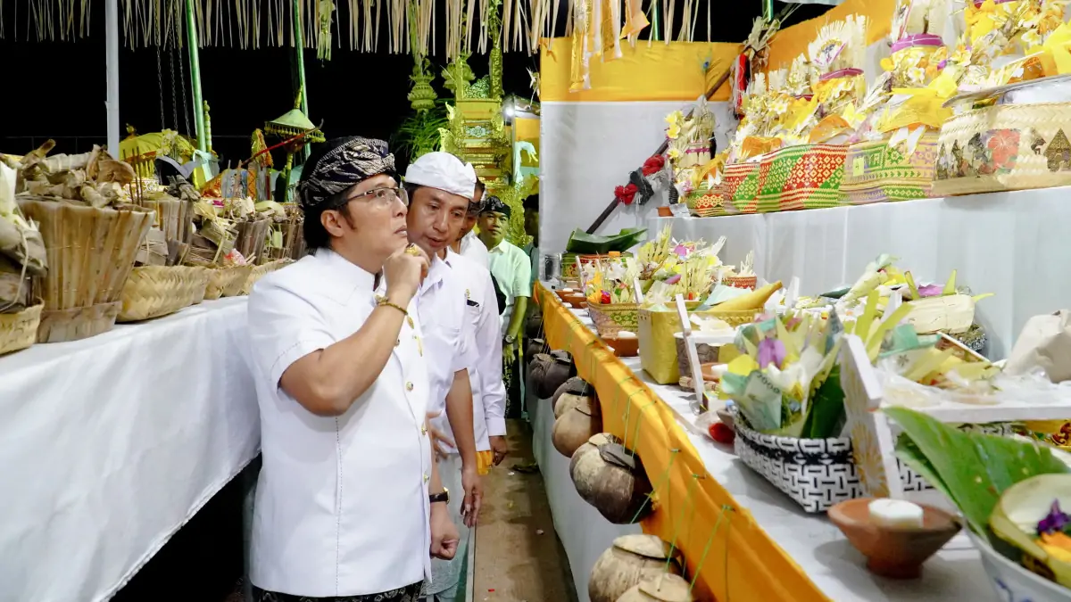 Wakil Gubernur Bali I Nyoman Giri Prasta menghadiri Karya Pitra Yadnya dan Manusa Yadnya di Desa Adat Sading, sekaligus mengapresiasi pelaksanaan upakara massal yang mempererat solidaritas dan meringankan beban masyarakat.