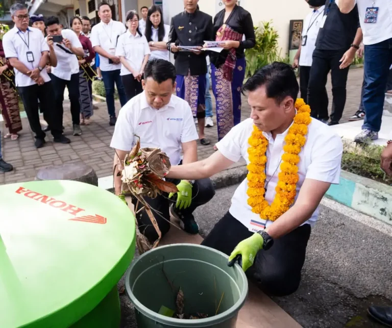 Marketing & Logistic Dept Head Astra Motor, Bapak Dharma Widjaja (kiri), bersama Regional Head Astra Motor Bali, Bapak Yohanes Kurniawan (kanan), secara simbolis melakukan pembuangan sampah organik ke Tebe. Kegiatan ini dilanjutkan dengan pemaparan fungsi Tebe Modern oleh perwakilan ekstrakurikuler sebagai bagian dari edukasi pengelolaan sampah berkelanjutan. (23/07/2025)