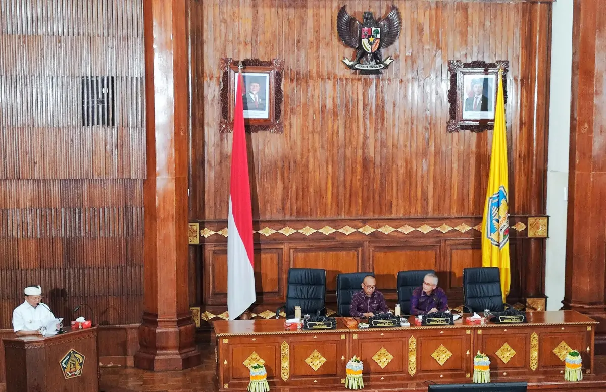 Gubernur Bali menanggapi pandangan DPRD dengan menegaskan bahwa penyusunan perubahan APBD 2025 telah disesuaikan dengan situasi fiskal dan kebijakan nasional yang berlaku.