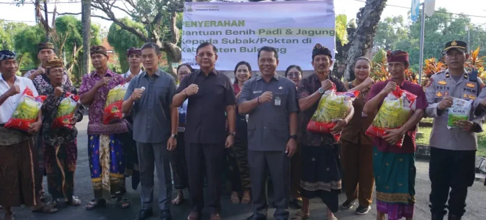 Pemerintah Kabupaten Buleleng terus memperkuat komitmennya dalam mencapai swasembada pangan melalui penyerahan bantuan benih padi dan jagung