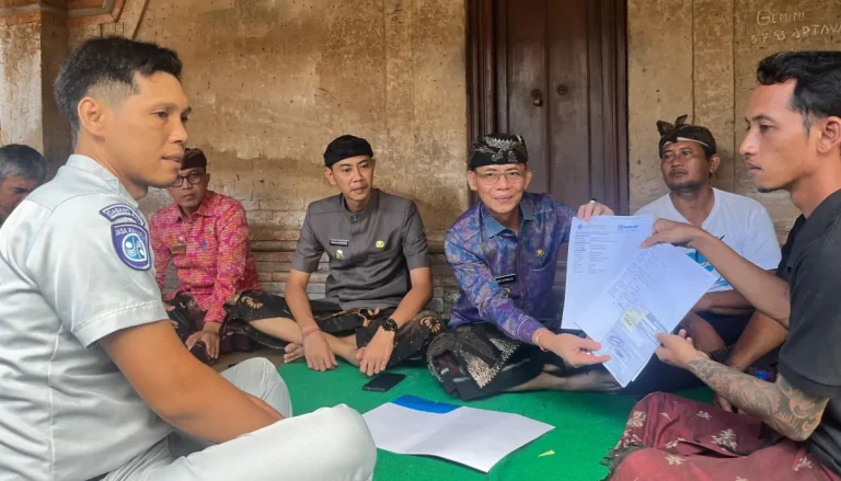 Bupati Klungkung I  Made Satria melayat ke rumah duka I Kadek Oka (51) di Banjar Nesa, Desa Banjarangkan, Selasa 8 Juli 2025.