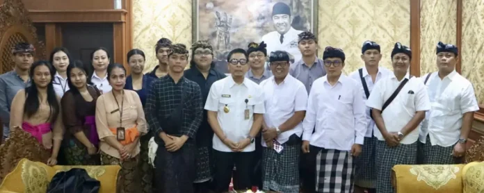 Wakil Wali Kota Denpasar, I Kadek Agus Arya Wibawa menyambut audiensi panitia Pitik Kite Festival 2025 di Kantor Wali Kota Denpasar.
