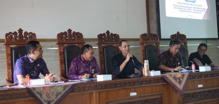 Wakil Bupati Klungkung, Tjokorda Gde Surya Putra menegaskan pentingnya keseriusan desa dalam menangani persoalan sampah.