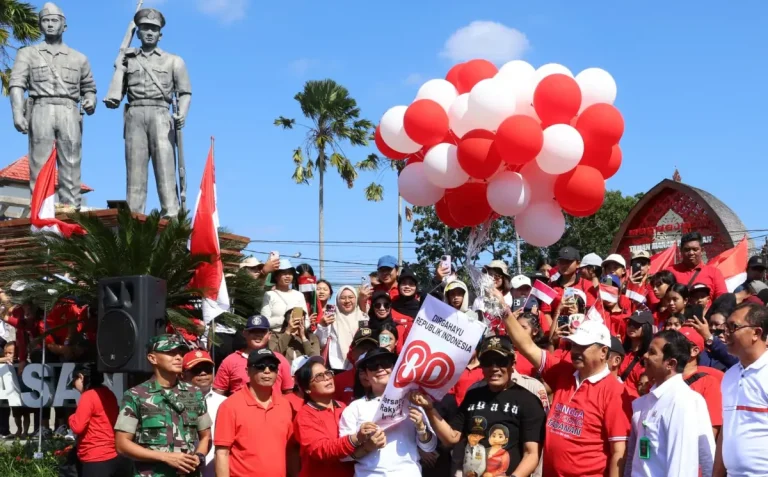 Dr. I Komang Gede Sanjaya, S.E., M.M., secara resmi membuka Pawai Kemerdekaan HUT ke-80 Republik Indonesia, Kamis 7 Agustus 2025
