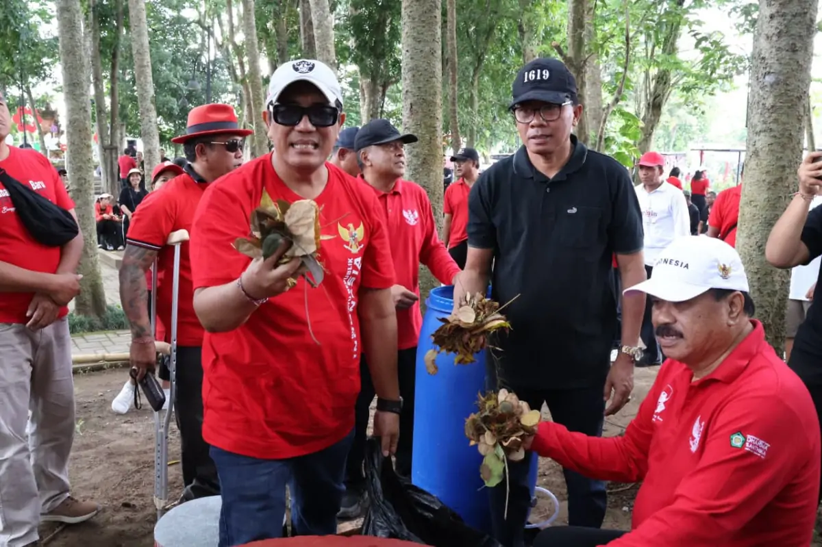 Bupati Tabanan I Komang Gede Sanjaya memimpin gerakan kebersihan dan memperkenalkan Teba Modern sebagai solusi sampah organik dalam rangka mendukung Bali Bersih, Jumat (15/8).