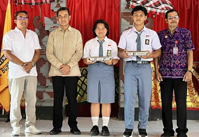 Program MBG resmi bergulir di Kecamatan Busungbiu. Peresmian dilakukan oleh Wakil Bupati Buleleng Gede Supriatna di SMA Negeri 1 Busungbiu