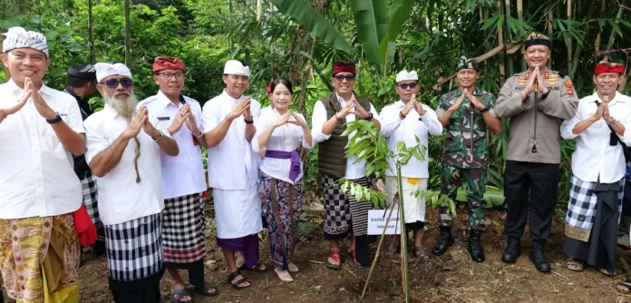 Memanfaatkan momentum persembahyangan di Pura Sad Kahyangan Luhur Batukau, Pemerintah Kabupaten Tabanan melaksanakan aksi penghijauan