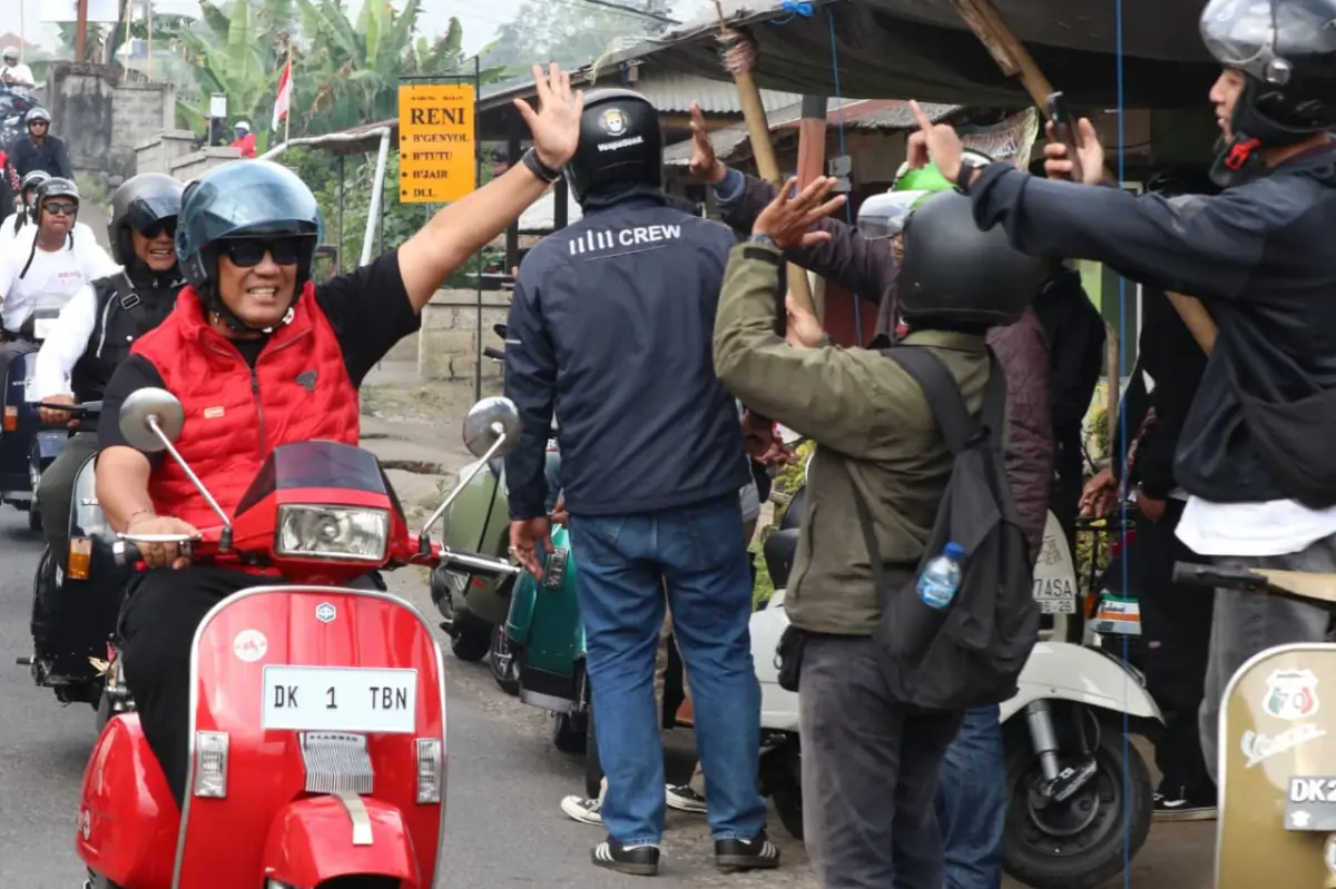 Bupati Sanjaya menghadiri acara Good Vespa ke-2 dengan mengendarai Vespa dari Kantor Camat Baturiti menuju lokasi acara.
