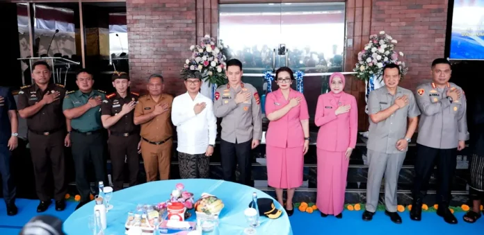 Bupati Wayan Adi Arnawa bersama Kapolda Bali Irjen Pol. Daniel Adityajaya menghadiri peresmian Gedung Polrestabes Denpasar di Jalan Gunung Sanghyang, Padangsambian, Denpasar, Senin (4/8).