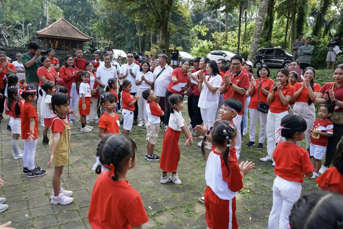 Bupati Wayan Adi Arnawa bersama Bunda PAUD Kabupaten Badung Nyonya Rasniathi Adi Arnawa hadir dalam kegiatan HUT Ke-20 di Wantilan Pura Taman Sari, Br. Batur Sari Sangeh, Abiansemal, Senin (18/8).