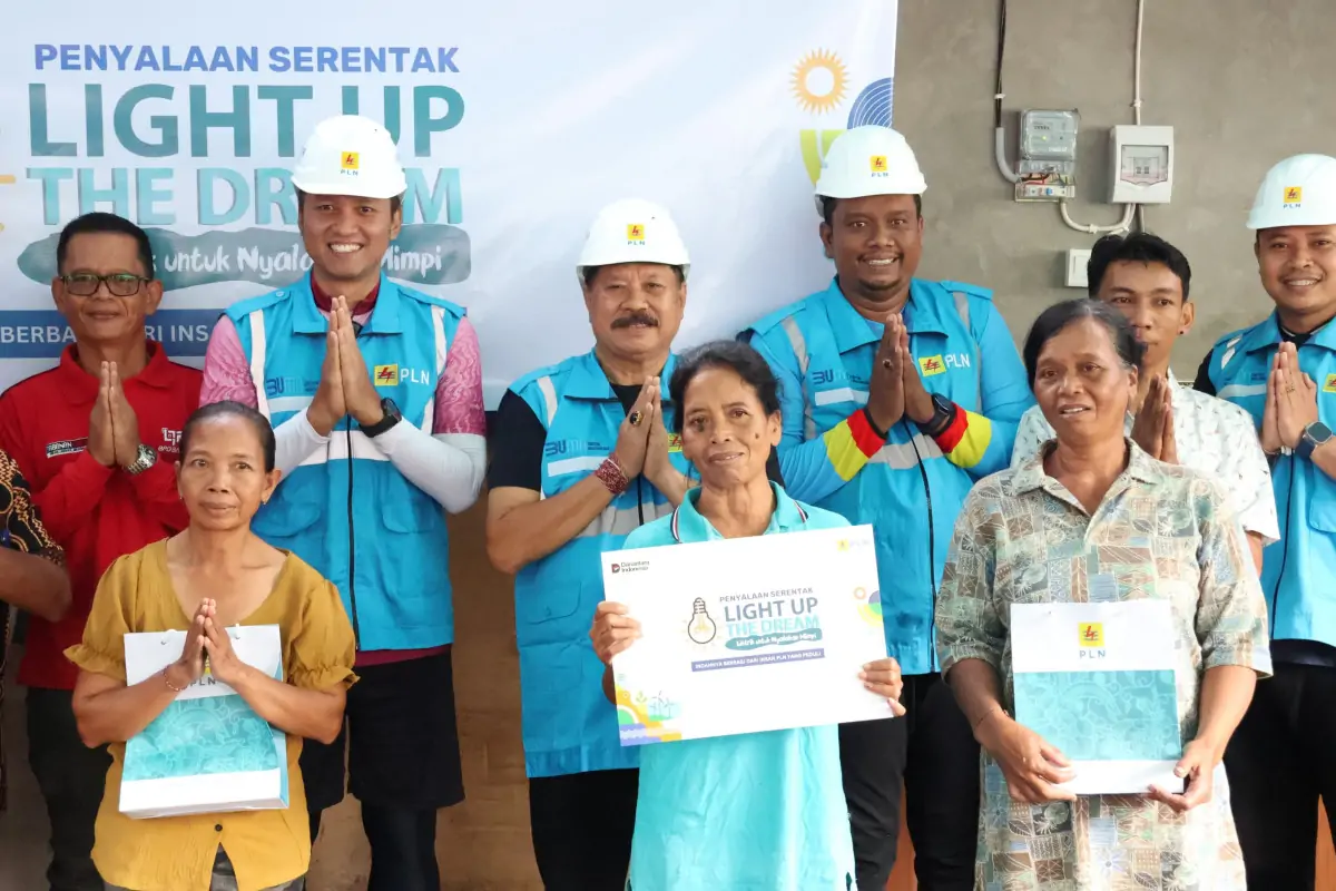 Wabup Tabanan I Made Dirga menghadiri penyerahan sambungan listrik gratis di Desa Tajen, sebagai bagian dari program *Light Up The Dream* hasil sinergi Pemkab Tabanan dan PLN.