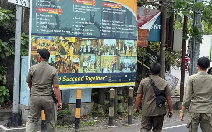 Satuan Polisi Pamong Praja (Satpol PP) Kota Denpasar kembali menggelar operasi penertiban atribut promosi yang terpasang di fasilitas umum