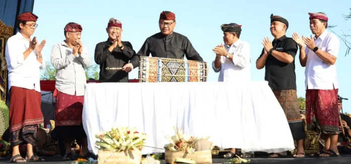 Sekretaris Daerah (Sekda) Kota Denpasar, I.B. Alit Wiradana membuka secara resmi Parade Gong Kebyar Anak-anak di Bantaran Dam Tukad Badung