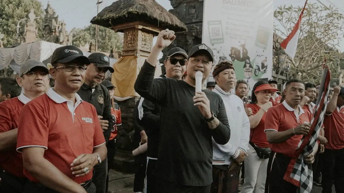 Wakil Bupati Badung, Bagus Alit Sucipta membuka kegiatan jalan sehat bersama di Desa Adat Sading, Mengwi, Minggu (24/8).
